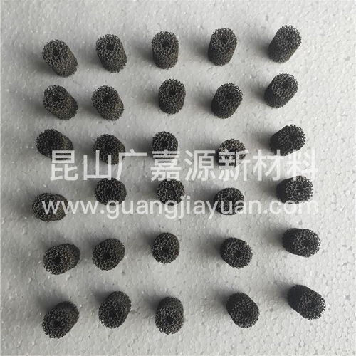 泡沫鐵鎳保持形態(tài)穩(wěn)定，在高溫下很難燃燒,耐高溫。